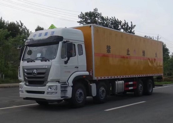 重汽豪瀚前四后六9.5米易燃液體廂式運(yùn)輸車
