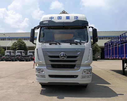 重汽豪瀚前四后六9.5米易燃液體廂式運(yùn)輸車