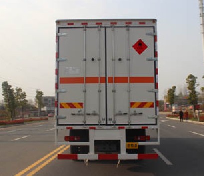 東風(fēng)專用底盤小三軸9.5米易燃液體廂式運(yùn)輸車