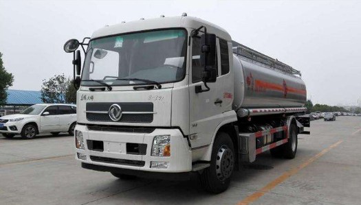 東風(fēng)天錦油罐車(chē)圖片