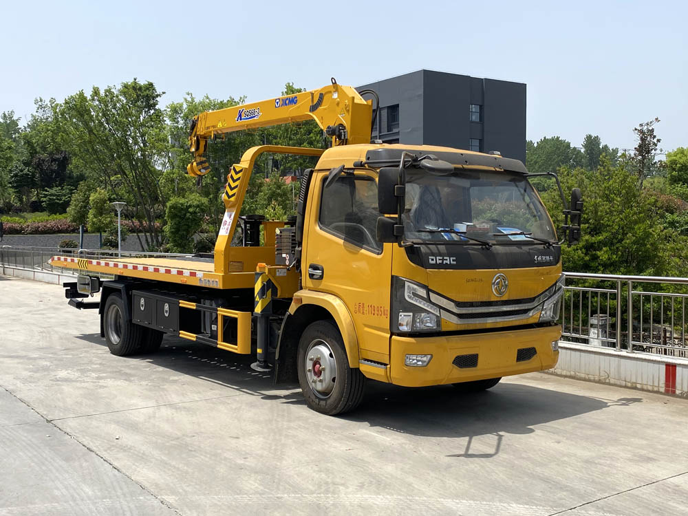 東風(fēng)多利卡帶吊機(jī)清障車
