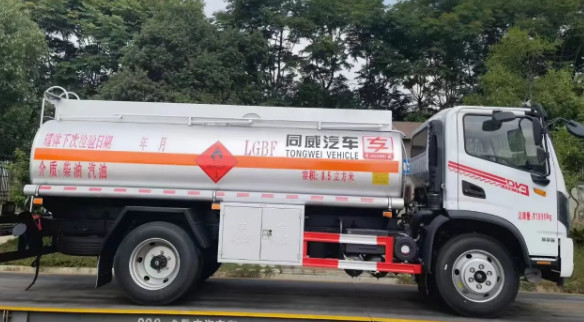 東風(fēng)華神新款（DV3）8噸油罐車(chē)