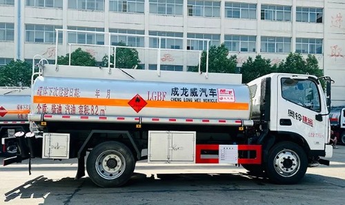 福田奧鈴捷運8.2方油罐車
